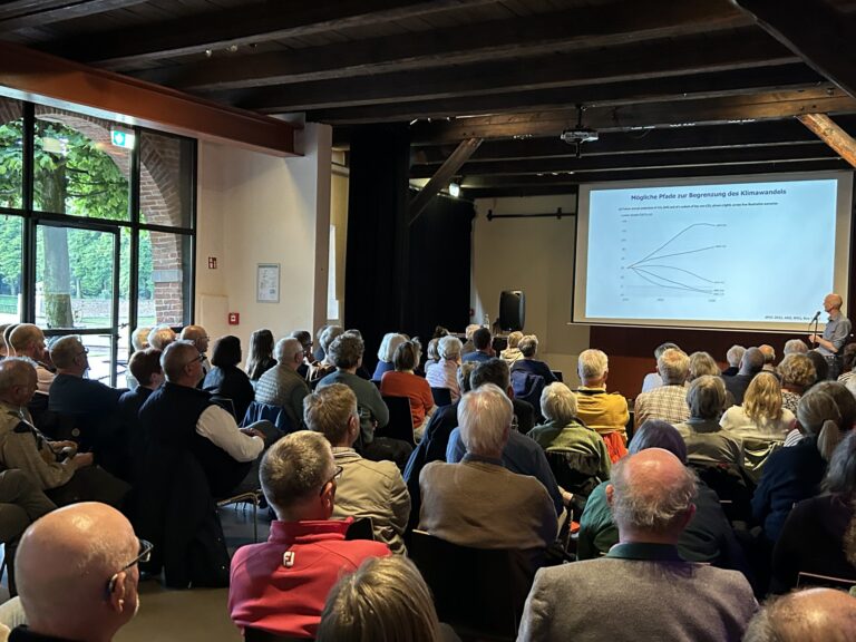 Klimakrise betrifft auch Ostfriesland: Volles Haus bei Vortragsabend in der Kulturscheune Lütetsburg